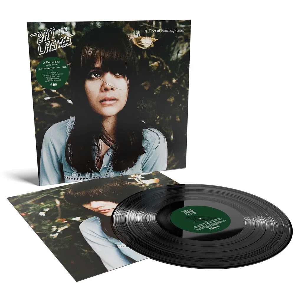 Publié en exclusivité pour le Record Store Day 2026, A Fleet of Bats: Early Demos offre un aperçu rare et intimiste des années fondatrices de Bat For Lashes. Cette collection réunit dix premières maquettes écrites et enregistrées par Natasha Khan avant la sortie de son premier album acclamé, Fur and Gold. Épurés, atmosphériques et profondément évocateurs, ces enregistrements révèlent les origines de l’univers singulier et de l’écriture de Bat For Lashes — là où le mythe, la mélancolie et la mélodie ont pris leur envol pour la première fois. Trois titres sont totalement inédits, et les dix apparaissent pour la toute première fois en version vinyle. Pressé sur vinyle noir audiophile de haute qualité, A Fleet of Bats: Early Demos est un ajout essentiel pour les fans de longue date et les collectionneurs, capturant les débuts bruts et envoûtants de l’une des artistes les plus distinctives du Royaume-Uni.