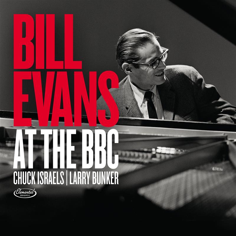 “At the BBC – The Complete 1965 London Sets” est la première parution officielle de la mythique émission Jazz 625, enregistrée au BBC Television Theatre de Shepherd’s Bush le 19 mars 1965 par le Bill Evans Trio. Le son a été transféré à partir des bandes originales conservées par la BBC, puis restauré et masterisé par Matthew Lutthans au The Mastering Lab. Ce coffret en édition limitée, composé de deux vinyles 180 grammes, comprend un encart richement documenté avec des photographies rares du concert ainsi que des notes de pochette signées par le critique et auteur de jazz reconnu Marc Myers.