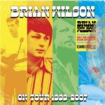 Compositeur majeur de la musique populaire américaine, Brian Wilson est largement considéré comme l’un des génies créatifs de l’ère rock. Fondateur des Beach Boys, il a su capter l’innocence puis les tourments d’une génération, évoluant des hymnes solaires de la jeunesse californienne vers l’introspection bouleversante de Pet Sounds en 1966. Son goût pour l’expérimentation, indissociable de son parcours personnel, a façonné une œuvre unique, dont l’héritage demeure immense. À la suite du triomphe de ses concerts mythiques au Roxy Theatre en 2000, Brian Wilson et son groupe d’exception ont emporté cette magie sur les plus grandes scènes du monde. Cette collection rassemble des performances live rares enregistrées entre 1999 et 2007, de Carnegie Hall à Chicago, du Royal Festival Hall de Londres au Royce Hall de l’UCLA. On y découvre un Wilson inspiré, revisitant ses classiques avec finesse et émotion, tout en révélant des titres plus confidentiels. Véritable pont entre les époques, ce live offre une occasion unique de redécouvrir l’âge d’or créatif de Brian Wilson au-delà du Roxy. Une sortie Record Store Day incontournable, portée par le rayonnement de Brian Wilson et des Beach Boys, célébrant l’œuvre intemporelle d’un compositeur hors norme.
