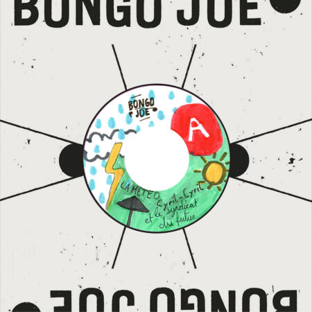 Entre deux concerts européens et une séance d'enregistrement, Cyril et Cyril ont profité d'une courte pause dans leur emploi du temps surchargé (tous deux membres de Yalla Miku, cogérants du label Bongo Joe Records pour C. Yeterian et en tournée avec La Tune et d'autres projets pour C. Bondi) pour enregistrer deux titres explosifs avec leurs enfants. Ils ont joué d'une multitude d'instruments, dont des machines à écrire et des balles de ping-pong. Jeannot, Zoé, Marilou, Marlowe et Lénaïs ont chanté des textes incisifs et joyeux, presque des manifestes, pour exprimer à quel point le monde adulte leur paraît absurde et ennuyeux. Le résultat est un brillant 45 tours qui sortira l'automne prochain chez Les Disques Bongo Joe (évidemment). paru le 4 octobre 2024 Written by Cyril Cyril & Le Syndicat du Futur Cyril Yerian: banjo, synth Cyril Bondi: drums, synth Jeannot, Zoe, Marilou, Marlowe & Lenaïs aka Le Syndicat du Futur: vocals, synth, guitar, vibraphone, typewriter, ping pong balls