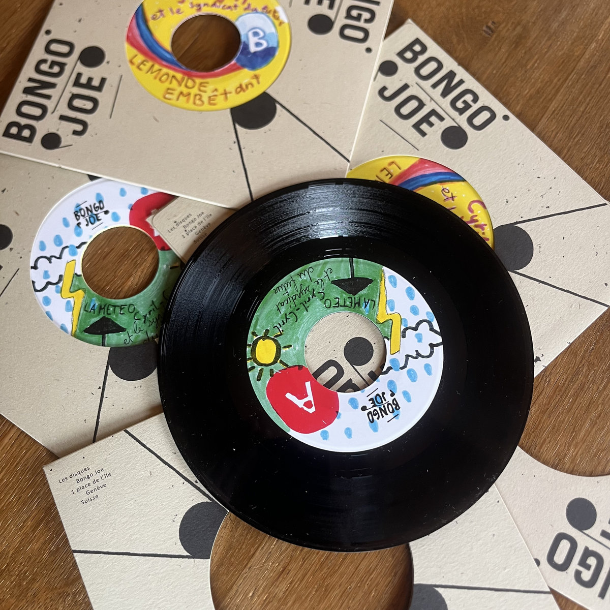 Entre deux concerts européens et une séance d'enregistrement, Cyril et Cyril ont profité d'une courte pause dans leur emploi du temps surchargé (tous deux membres de Yalla Miku, cogérants du label Bongo Joe Records pour C. Yeterian et en tournée avec La Tune et d'autres projets pour C. Bondi) pour enregistrer deux titres explosifs avec leurs enfants. Ils ont joué d'une multitude d'instruments, dont des machines à écrire et des balles de ping-pong. Jeannot, Zoé, Marilou, Marlowe et Lénaïs ont chanté des textes incisifs et joyeux, presque des manifestes, pour exprimer à quel point le monde adulte leur paraît absurde et ennuyeux. Le résultat est un brillant 45 tours qui sortira l'automne prochain chez Les Disques Bongo Joe (évidemment). paru le 4 octobre 2024 Written by Cyril Cyril & Le Syndicat du Futur Cyril Yerian: banjo, synth Cyril Bondi: drums, synth Jeannot, Zoe, Marilou, Marlowe & Lenaïs aka Le Syndicat du Futur: vocals, synth, guitar, vibraphone, typewriter, ping pong balls