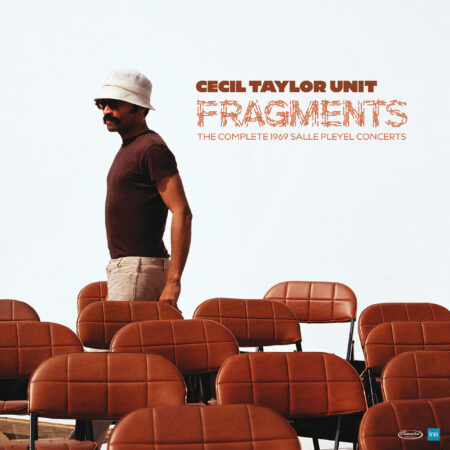 Le concert du Cecil Taylor Unit à la Salle Pleyel à Paris, le 3 novembre 1969, constitue un moment marquant du jazz d’avant-garde. Avec Cecil Taylor au piano, Jimmy Lyons au saxophone alto, Sam Rivers au saxophone ténor et soprano ainsi qu’à la flûte, et Andrew Cyrille à la batterie, ce concert mettait en lumière le style intense et libre du groupe. L’enregistrement a été transféré à partir des bandes originales conservées par l’INA, puis restauré et masterisé par Matthew Lutthans au The Mastering Lab. Cette édition limitée en triple vinyle 180 grammes comprend un insert détaillé avec des photographies rares du concert et des notes de pochette signées par le critique et auteur de jazz reconnu Phil Freeman.
