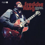 Pour la toute première fois, retrouvez l’intégralité du concert incandescent de Freddie King au Jazz Pulsations Festival de Nancy en 1975, une performance live jusqu’ici inédite qui capture la légende du blues texan à son apogée. Porté par un groupe redoutable, King enchaîne blues, funk et soul avec une énergie foudroyante, entre guitare brûlante et chant puissant. Longtemps conservé dans les archives de l’INA, l’enregistrement a été transféré depuis les bandes stéréo originales et masterisé par Matthew Lutthans au The Mastering Lab. Présentée en édition limitée 3 LP 180 grammes, cette parution comprend des photographies rares du festival ainsi que de nouvelles notes de pochette, dans un format attractif pensé pour élargir le public vinyle.
