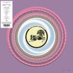 Poursuite de la série exclusive Record Store Day consacrée à la réédition de l’intégralité du catalogue des albums studio de George Harrison sur vinyle Zoetrope limité et numéroté. Paru en décembre 1974, Dark Horse a couronné une année particulièrement prolifique pour George Harrison, au cours de laquelle il a fondé son propre label Dark Horse, construit un studio d’enregistrement dans sa résidence de Friar Park en Angleterre et mené à bien une ambitieuse tournée nord-américaine.