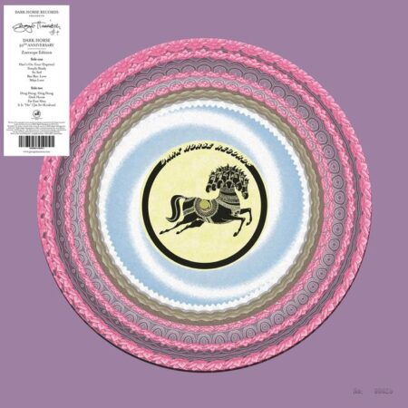 Poursuite de la série exclusive Record Store Day consacrée à la réédition de l’intégralité du catalogue des albums studio de George Harrison sur vinyle Zoetrope limité et numéroté. Paru en décembre 1974, Dark Horse a couronné une année particulièrement prolifique pour George Harrison, au cours de laquelle il a fondé son propre label Dark Horse, construit un studio d’enregistrement dans sa résidence de Friar Park en Angleterre et mené à bien une ambitieuse tournée nord-américaine.