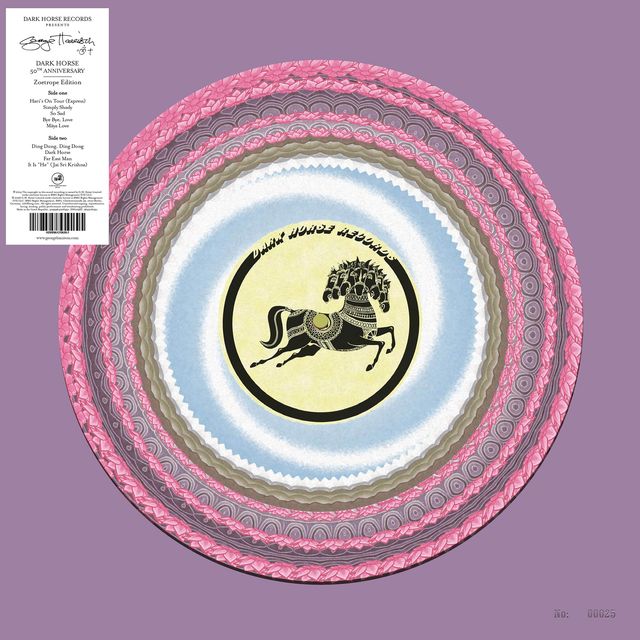 Poursuite de la série exclusive Record Store Day consacrée à la réédition de l’intégralité du catalogue des albums studio de George Harrison sur vinyle Zoetrope limité et numéroté. Paru en décembre 1974, Dark Horse a couronné une année particulièrement prolifique pour George Harrison, au cours de laquelle il a fondé son propre label Dark Horse, construit un studio d’enregistrement dans sa résidence de Friar Park en Angleterre et mené à bien une ambitieuse tournée nord-américaine.
