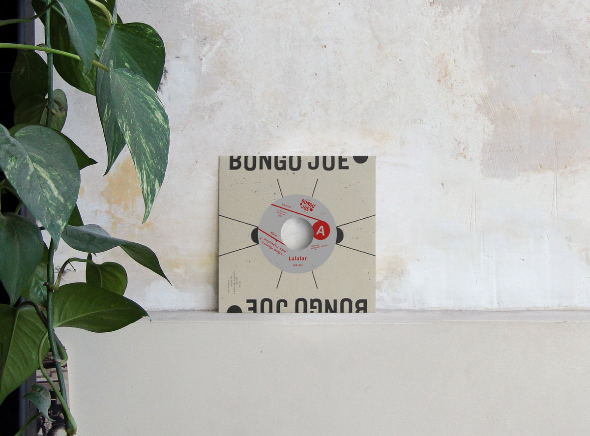 Sur la face A de ce tout nouveau 45 tours, « Hapisteler Ama Yeniliğe Doğru » (Emprisonnés mais tournés vers un renouveau), Lalalar éclaire les ombres d'aujourd'hui à travers les vers de Rumi, vieux de 750 ans.