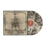 Amen, la synthèse sublime de vingt ans d’avant-garde musicale. Multi-instrumentiste et producteur français, Gautier Serre célèbre vingt ans de carrière sous le nom IGORRR, maître incontesté des fusions musicales les plus extrêmes : breakcore, baroque, trip hop, metal… rien ne lui échappe. Son cinquième album, Amen, sort le 19 septembre 2025 chez Metal Blade Records, et repousse encore les limites de l’inaudible devenu jouissif. Plus sombre, plus solennel, cet album a été conçu avec un réel chœur enregistré en église,… Une rééditiion aux couleurs de la cover de cet album déjà culte !