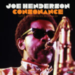 Pour le Disquaire Day, découvrez Consonance: Live at the Jazz Showcase, première sortie officielle du saxophoniste légendaire, Joe Henderson, enregistré en concert à Chicago le 19 février 1978 avec Joanne Brackeen (piano), Steve Rodby (basse) et Danny Spencer (batterie). Édition limitée 2 LP 180 g, masterisée à partir des bandes originales et pressée chez Le Vinylist (Québec), avec livret exclusif comprenant notes inédites et témoignages de musiciens inspirés par Henderson. Une pépite issue des archives du Jazz Showcase !