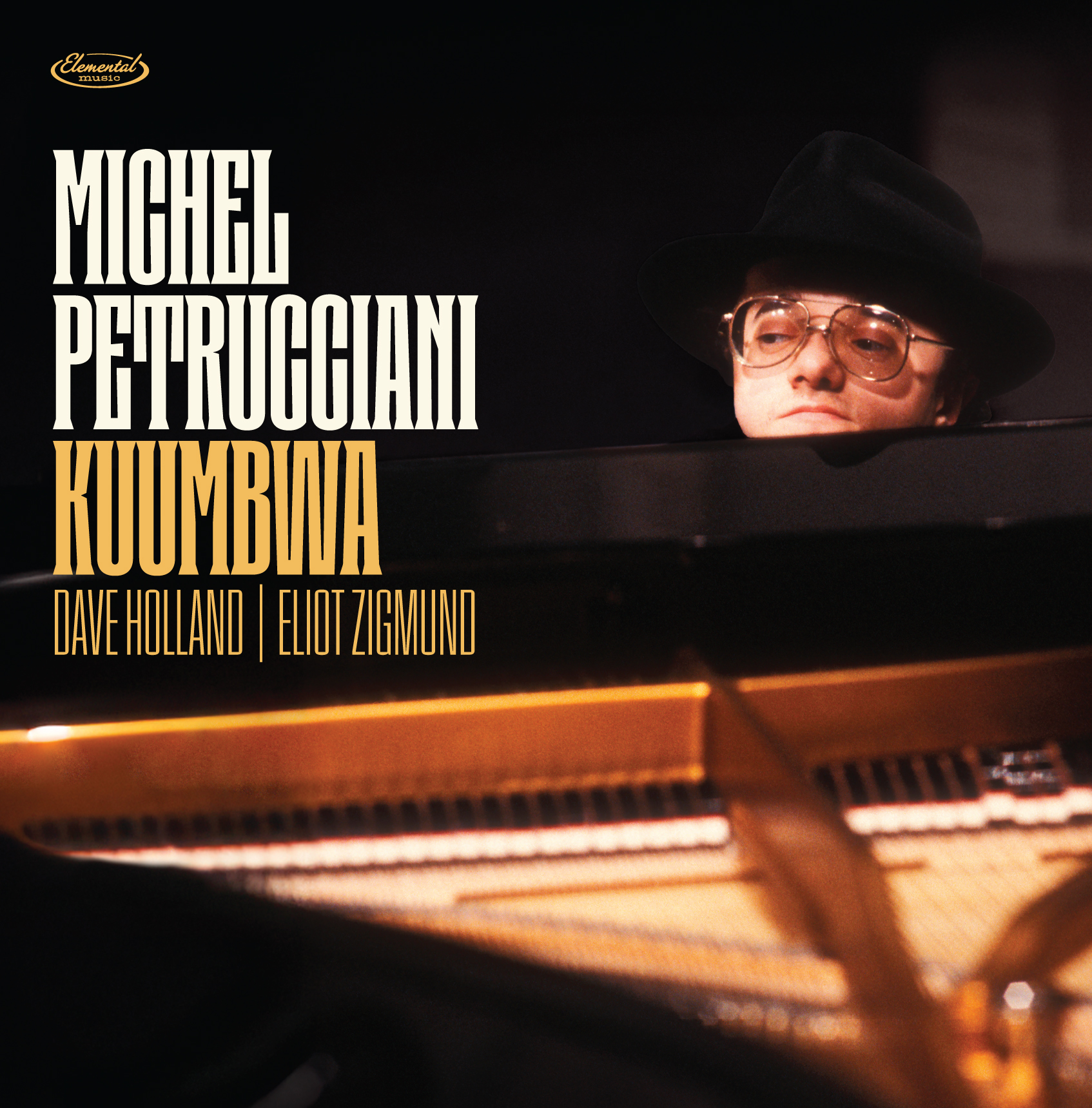 Le concert de Michel Petrucciani au Kuumbwa Jazz Center de Santa Cruz (Californie) en 1987 offre un saisissant instantané du pianiste au sommet de son inspiration. Accompagné du légendaire contrebassiste Dave Holland et du batteur Eliot Zigmund, Petrucciani livre une performance inspirée, alliant lyrisme et virtuosité. Transféré à partir des bandes analogiques originales, puis restauré et masterisé par Matthew Lutthans au The Mastering Lab, cet enregistrement restitue l’atmosphère intime de l’un des clubs de jazz les plus emblématiques de Californie. Cette édition limitée en double vinyle 180 grammes comprend des photographies rares du concert ainsi que de nouvelles notes de pochette.