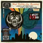 Et maintenant le septième volume de la précieuse série The Löst Tapes : rejoignez-nous pour le 50ᵉ anniversaire de Lemmy au célèbre Whisky a Go Go à West Hollywood, en décembre 1995. Après une série de dates à travers l’Europe et un court passage en Amérique du Sud, le trio a célébré l’anniversaire de Lemmy en grande pompe, avec une fête audacieuse et festive. Le groupe y a non seulement revisité ses classiques avec énergie, mais a également offert un concert surprise assuré par nul autre que Metallica, qui monta sur scène sous le nom de « The Lemmys ».