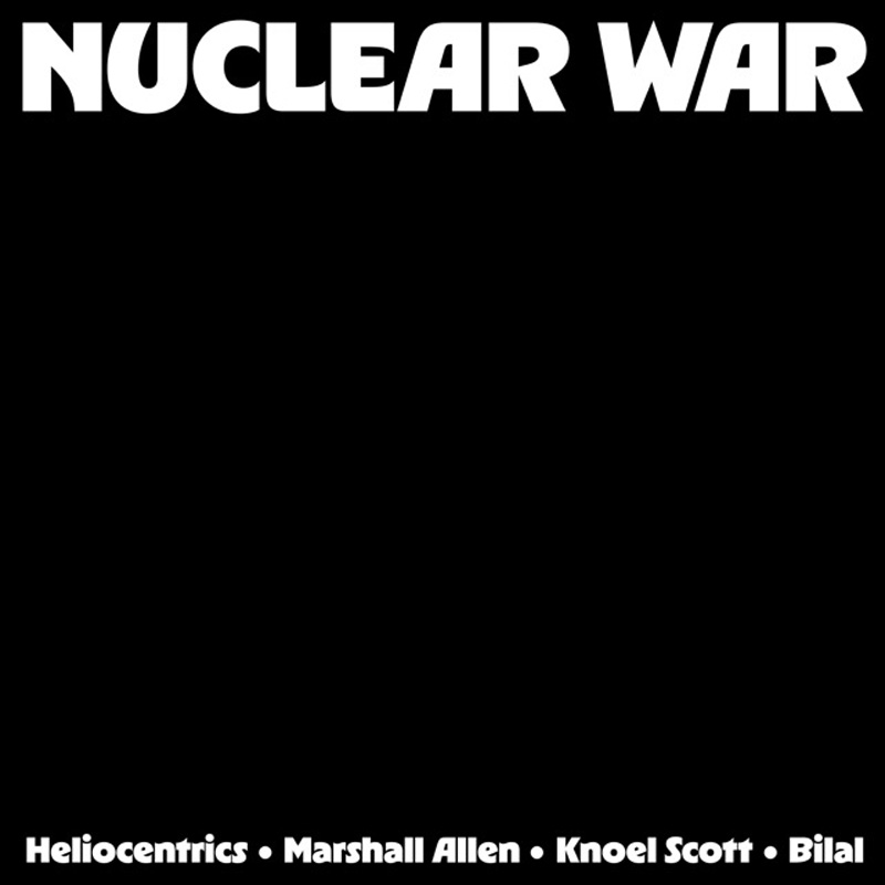 Strut est fier de présenter Nuclear War, une collaboration puissante entre le collectif britannique The Heliocentrics, les légendes du Sun Ra Arkestra Marshall Allen et Knoel Scott, et le chanteur Bilal, publiée en édition limitée sur vinyle orange et jaune « dangereux » exclusivement pour le Record Store Day 2026. Les enregistrements de Nuclear War proviennent d’une session rare au Quatermass Sound Lab de Malcolm Catto en janvier 2015. Le groupe s’était réuni à Londres pour répéter en vue de sa prestation aux Worldwide Awards de Gilles Peterson, où Allen a reçu le Lifetime Achievement Award et Catto le John Peel Award. Avec l’énergie brute et psychédélique caractéristique de The Heliocentrics comme colonne vertébrale, l’ensemble a capturé une série de classiques réinventés de Sun Ra dans un moment spontané et unique en studio, et ces bandes sont restées inédites dans les archives de Catto jusqu’à présent. Le EP 4 titres comprend une version sinueuse de « Angels And Demons At Play » de Ronnie Boykins, enregistrée à l’origine en 1960, une version stridente de « Where Pathways Meet », initialement créée pour l’album très apprécié Sun Ra Lanquidity en 1978, et une réinterprétation dense et profonde de « Astro Black » de 1972, mettant en vedette l’incroyable voix hors du commun de Bilal. Le morceau titre « Nuclear War » est réarrangé dans un groove caverneux mettant en vedette la chanteuse Barbora Patkova des Heliocentrics. Nuclear War est mixé par Malcolm Catto, masterisé et gravé par Frank Merritt au Carvery, et conçu par Alex Evans du Reason For Being Studio. Tracklisting Face A 1. Nuclear War 2. Where Pathways Meet Face B 1. Angels & Demons At Play 2. Astro Black Ft. Bilal