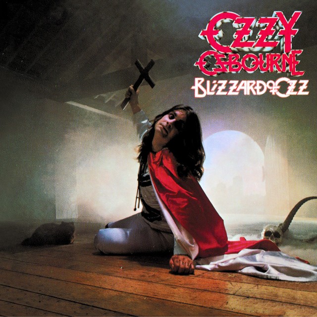 Découvrez un des plus grands retours de l’histoire du metal avec le vinyle de Blizzard of Ozz, le premier album solo du légendaire Ozzy Osbourne. Sorti en 1980, ce disque a marqué le début d’une nouvelle ère pour l’ex-chanteur de Black Sabbath, prouvant qu’il était loin d’être fini. Cet album est avant tout célèbre pour l’apport du guitariste virtuose Randy Rhoads. Sa technique unique, mêlant riffs heavy metal puissants et influences classiques, a révolutionné le genre et donné naissance à un son à la fois brutal et mélodique. C’est l’un des albums les plus emblématiques de leur collaboration, hélas trop courte. Blizzard of Ozz est une collection de hits intemporels. On y trouve l’incontournable Crazy Train, le sinistre et atmosphérique Mr. Crowley, ainsi que le bouleversant Goodbye to Romance, qu’Ozzy a écrit comme un adieu à son ancien groupe. Considéré par le magazine Rolling Stone comme l’un des meilleurs albums de metal de tous les temps, ce disque est un monument du genre. Il a relancé la carrière d’Ozzy et a fait de Randy Rhoads une légende de la guitare. Ce vinyle est un achat essentiel pour tout amateur de heavy metal. C’est un document historique qui témoigne de la naissance d’une icône.