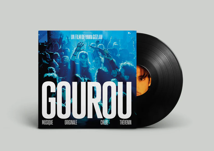 Pour Gourou, Yann Gozlan confie la bande originale à la productrice de musique électronique CHLOE. Pressée en vinyle en édition limitée, cette partition prend toute son ampleur et révèle une écriture sonore d’une grande finesse.