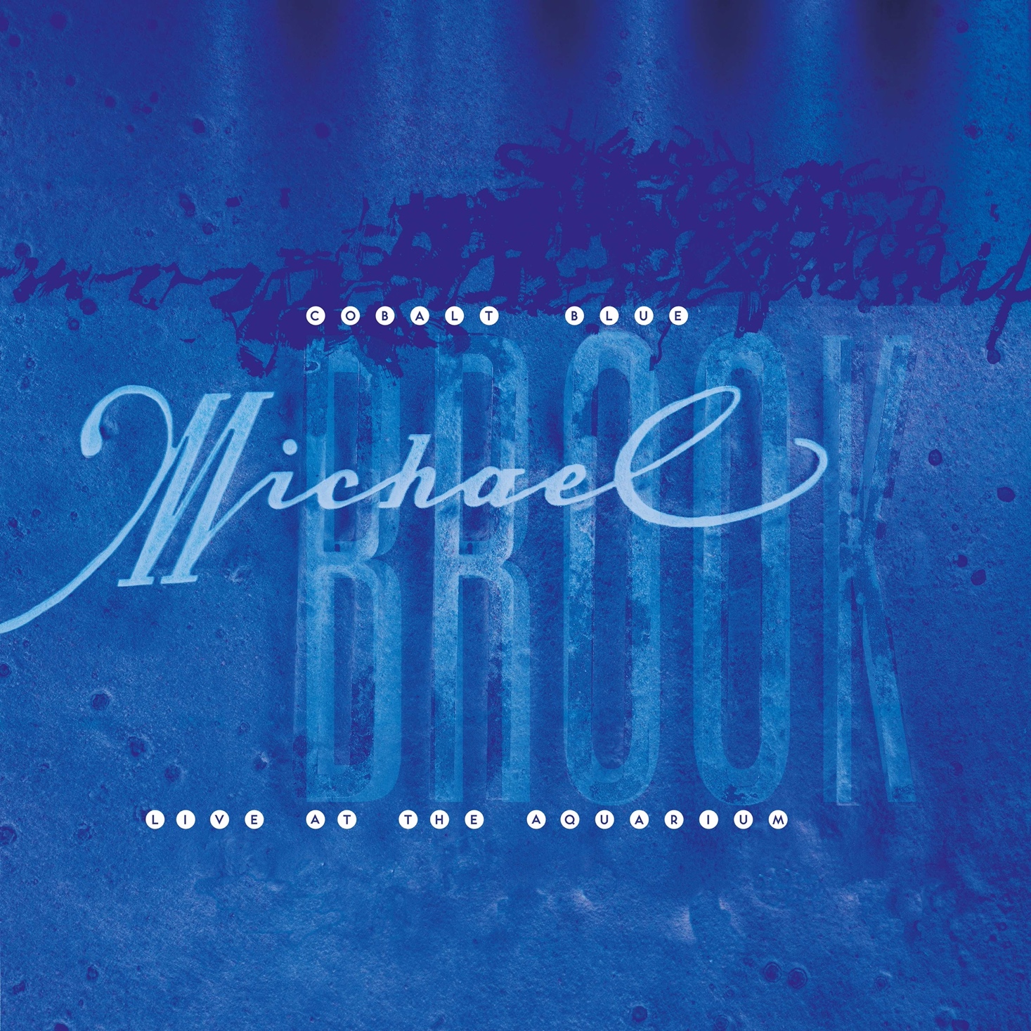 Inventeur de la Infinite Guitar, le musicien canadien Michael Brook faisait paraître en 1992 ‘Cobalt Blue’ sur 4AD, une collection intemporelle de morceaux instrumentaux oniriques, comprenant les participations du pioner de la musque ambient Brian Eno, du compositeur et multi-instrumentiste Roger Eno, et du producteur Daniel Lanois. Enregistré la même année, ‘Live at the Aquarium’ capture l’une des rare performance solo de Brook à Londres, mettant en lumière l’atmosphère hypnotique et suspendue de son œuvre. Tracklisting Face A 1. Shona Bridge 2. Breakdown 3. Red Shift 4. Skip Wave 5. Slipstream 6. Andean Face B 1. Slow Breakdown 2. Ultramarine 3. Urbana 4. Lakbossa 5. Ten 6. Hawaii Face C 1. Shona Bridge (Live At The Aquarium) 2. After Image / Urbana (Live At The Aquarium) 3. Andean (Live At The Aquarium) Face D 1. Ultramarine (Live At The Aquarium) 2. Lakbossa (Live At The Aquarium) 3. Red Shift (Live At The Aquarium)