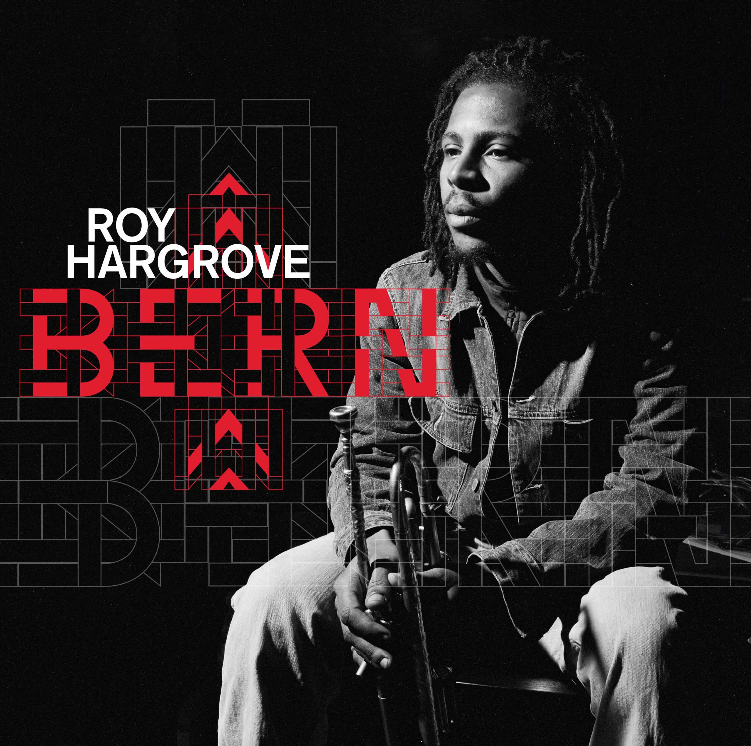 Né en 1969 à Waco (Texas), Roy Hargrove s’impose très tôt comme l’un des trompettistes majeurs de sa génération. Repéré à seulement 17 ans par Wynton Marsalis, qui devient son mentor, il s’intègre rapidement à l’élite du jazz moderne, jouant aux côtés des plus grands et s’installant à New York après un passage au Berklee College of Music. Malgré des problèmes de santé dans les années 2010, Hargrove est resté une figure essentielle jusqu’à sa disparition en 2018, laissant une empreinte durable sur le jazz contemporain. Pour la première fois, sa performance légendaire de l’an 2000 au Bern Jazz Festival est enfin publiée officiellement. Restauré à partir des bandes originales et remasterisé par Matthew Lutthans à The Mastering Lab, cet enregistrement capture Roy Hargrove à l’apogée de son art. Entouré d’un quintet exceptionnel — Larry Willis, Sherman Irby, Gerald Cannon et Willie Jones — il y déploie un jeu flamboyant, lyrique et profondément inventif, naviguant entre post-bop incandescent, grooves latins et ballades saisissantes. Cette édition limitée 180 g en LP, enrichie d’un livret illustré de photos rares, de notes inédites et de témoignages, constitue un document essentiel : la redécouverte d’un moment mythique et un hommage vibrant à l’une des voix les plus marquantes du jazz moderne.
