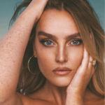 La superstar Perrie, issue du groupe de renommée mondiale Little Mix, a lancé sa carrière avec « Forget About Us », qui s’est hissé dans le Top 10 au Royaume-Uni et avec son album éponyme Perrie – qui puise aussi bien dans le rock’n’roll de son enfance que dans la Motown, le disco, la country, les sonorités des années 80 et dans une pop audacieuse. A l’occasion du Record Store Day, découvrez une édition exclusive du vinyle éponyme de Perrie.