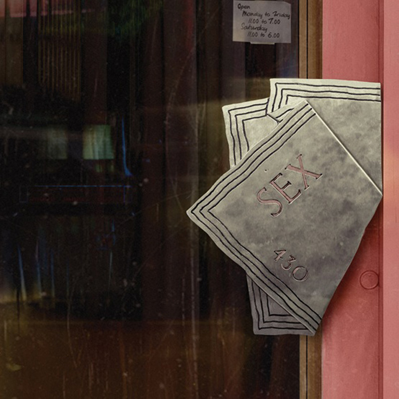 Stranger Than Paradise Records présente le troisième et dernier volet des joyaux et pépites issus du célèbre jukebox de la boutique SEX de Malcolm McLaren et Vivienne Westwood, située sur King’s Road, entre 1974 et 1976. Ces morceaux influents ont ouvert la voie à un nouveau genre appelé « punk » et ont marqué tous ceux qui fréquentaient SEX dès leur plus jeune âge, notamment les Sex Pistols, Chrissie Hynde, Adam Ant et Siouxsie Sioux, pour n’en citer que quelques-uns. Comprend des morceaux de Black Sabbath, The Who, Elvis Presley, The Zombies, Roy Orbison, Flamin’ Groovies, Billy Fury et bien d’autres. Édition limitée à 1 000 exemplaires sur vinyle transparent « Coke Bottle Clear ». Tracklisting Face A 1. The Zombies – She’s Not There 2. ? &The Mysterians – 96 Tears 3. Black Sabbath – Paranoid 4. Trini Lopez – If I Had a Hammer 5. Billy Fury – Last Night Was Made for Love 6. Twinkle – Terry 7. Roy Orbison – Only the Lonely 8. The Dixie Cups – Iko Iko Face 1. Mickey & Sylvia – Love is Strange 2. Arthur Alexander – Anna 3. Flamin’ Groovies – Slow Death 4. The Marcells – Blue Moon 5. Elvis Presley – The Girl of My Best Friend 6. The Who – My Generation 7. Jody Reynolds – (Evil Hearted Me) Downright Evil 8. Ian Hunter – Once Bitten, Twice Shy