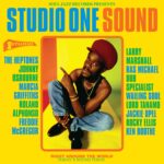 Studio One Sound est une compilation emblématique de Soul Jazz Records consacrée au légendaire studio jamaïcain Studio One, considéré comme « l’université du reggae » par Chris Blackwell. Initialement paru en 2012 et longtemps indisponible, l’album ressort pour la première fois en vinyle couleur, entièrement remasterisé par Jason Goz. Cette collection rassemble des morceaux rares et très recherchés couvrant plus de cinquante ans d’histoire du label fondé par Clement “Sir Coxsone” Dodd, figure essentielle du reggae. On y retrouve des artistes majeurs tels que The Heptones, Ken Boothe, The Skatalites, Johnny Osbourne ou Wailing Souls, tous révélés par Studio One. Le disque traverse les styles — ska, rocksteady, roots, dub et dancehall — et propose une véritable immersion dans l’évolution du reggae. Les notes de pochette sont signées Rob Chapman, auteur de références sur Studio One.