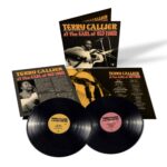 Longtemps resté l’apanage d’un cercle restreint d’initiés, Terry Callier est aujourd’hui reconnu comme une figure majeure du folk-jazz spirituel. Auteur-compositeur à part, il a développé une musique cathartique et profondément habitée, mêlant folk, soul et jazz, bien avant sa redécouverte au début des années 1990. Né et élevé à Chicago, Callier montrait très tôt des dons exceptionnels, écrivant ses premières chansons dès l’adolescence et forgeant un style totalement singulier. Pour la première fois, cette sortie révèle Terry Callier tel que peu l’ont entendu : en concert, brut et incandescent, à l’aube de son parcours. Enregistrée en 1967 à Chicago au Earl of Old Town Club par Joe Segal, cette performance intime précède la parution de son album culte The New Folk Sound of Terry Callier. On y découvre un artiste déjà pleinement maître de son univers, porté par un jeu de guitare délicat, une voix lumineuse et une intensité spirituelle saisissante. Transféré depuis les bandes originales, restauré par Joe Lizzi et masterisé par Matthew Lutthans à The Mastering Lab, ce double LP 180 g en édition limitée est accompagné d’un livret avec photos rares et notes inédites. Un document essentiel, capturant un moment fondateur de la musique américaine.