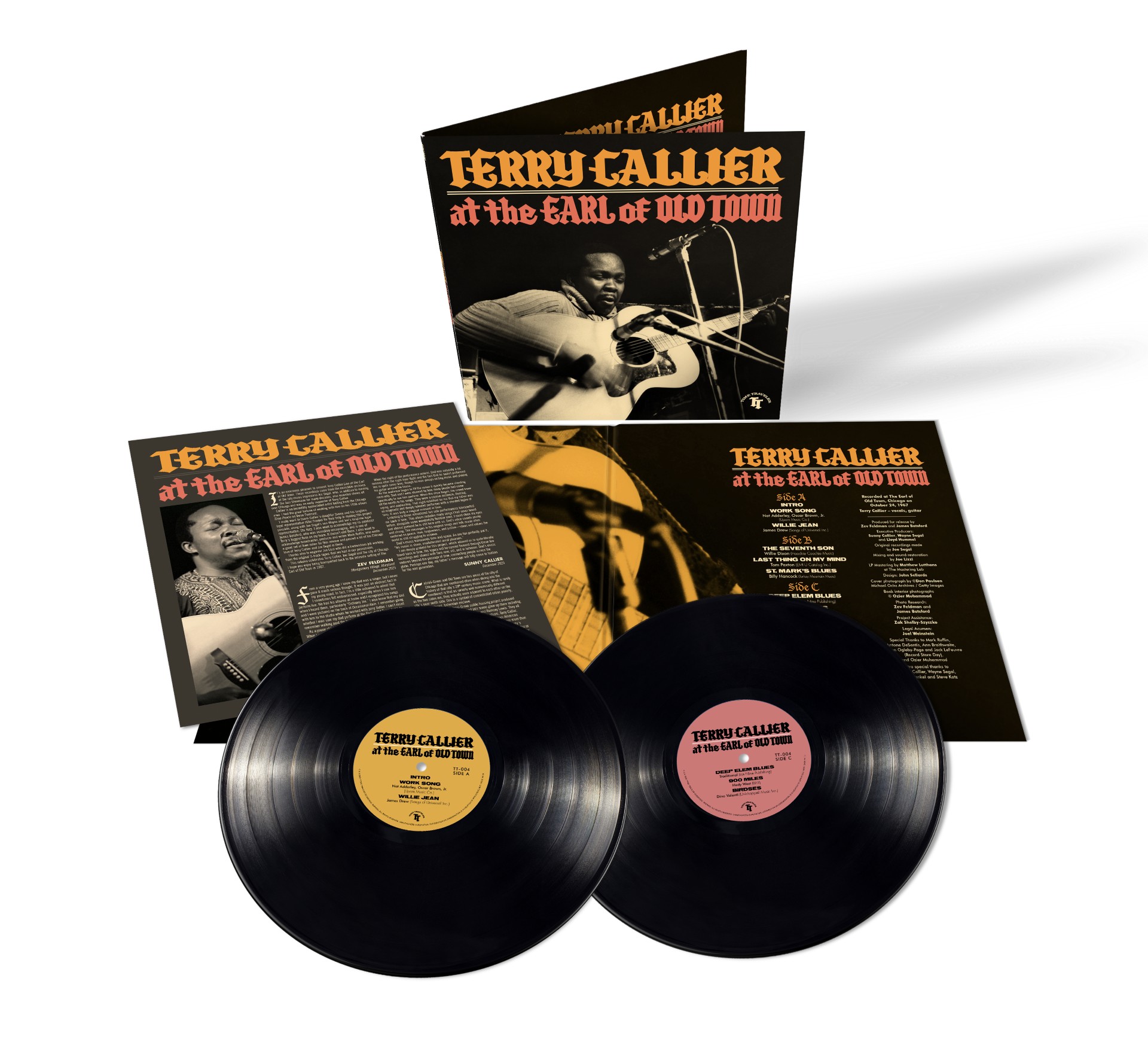 Longtemps resté l’apanage d’un cercle restreint d’initiés, Terry Callier est aujourd’hui reconnu comme une figure majeure du folk-jazz spirituel. Auteur-compositeur à part, il a développé une musique cathartique et profondément habitée, mêlant folk, soul et jazz, bien avant sa redécouverte au début des années 1990. Né et élevé à Chicago, Callier montrait très tôt des dons exceptionnels, écrivant ses premières chansons dès l’adolescence et forgeant un style totalement singulier. Pour la première fois, cette sortie révèle Terry Callier tel que peu l’ont entendu : en concert, brut et incandescent, à l’aube de son parcours. Enregistrée en 1967 à Chicago au Earl of Old Town Club par Joe Segal, cette performance intime précède la parution de son album culte The New Folk Sound of Terry Callier. On y découvre un artiste déjà pleinement maître de son univers, porté par un jeu de guitare délicat, une voix lumineuse et une intensité spirituelle saisissante. Transféré depuis les bandes originales, restauré par Joe Lizzi et masterisé par Matthew Lutthans à The Mastering Lab, ce double LP 180 g en édition limitée est accompagné d’un livret avec photos rares et notes inédites. Un document essentiel, capturant un moment fondateur de la musique américaine.