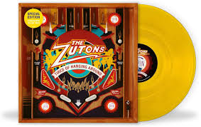 SORTIE LE 06.03.2026 Avec Tired of Hanging Around , The Zutons passent à la vitesse supérieure et livrent un album plus mûr, plus affirmé, mais toujours irrésistiblement catchy. Le groupe affine son mélange unique de rock, de soul et de pop flamboyante, porté par des refrains plus solides et un sens mélodique redoutable. EDITION LIMITEE VINYLE COULEUR JAUNE