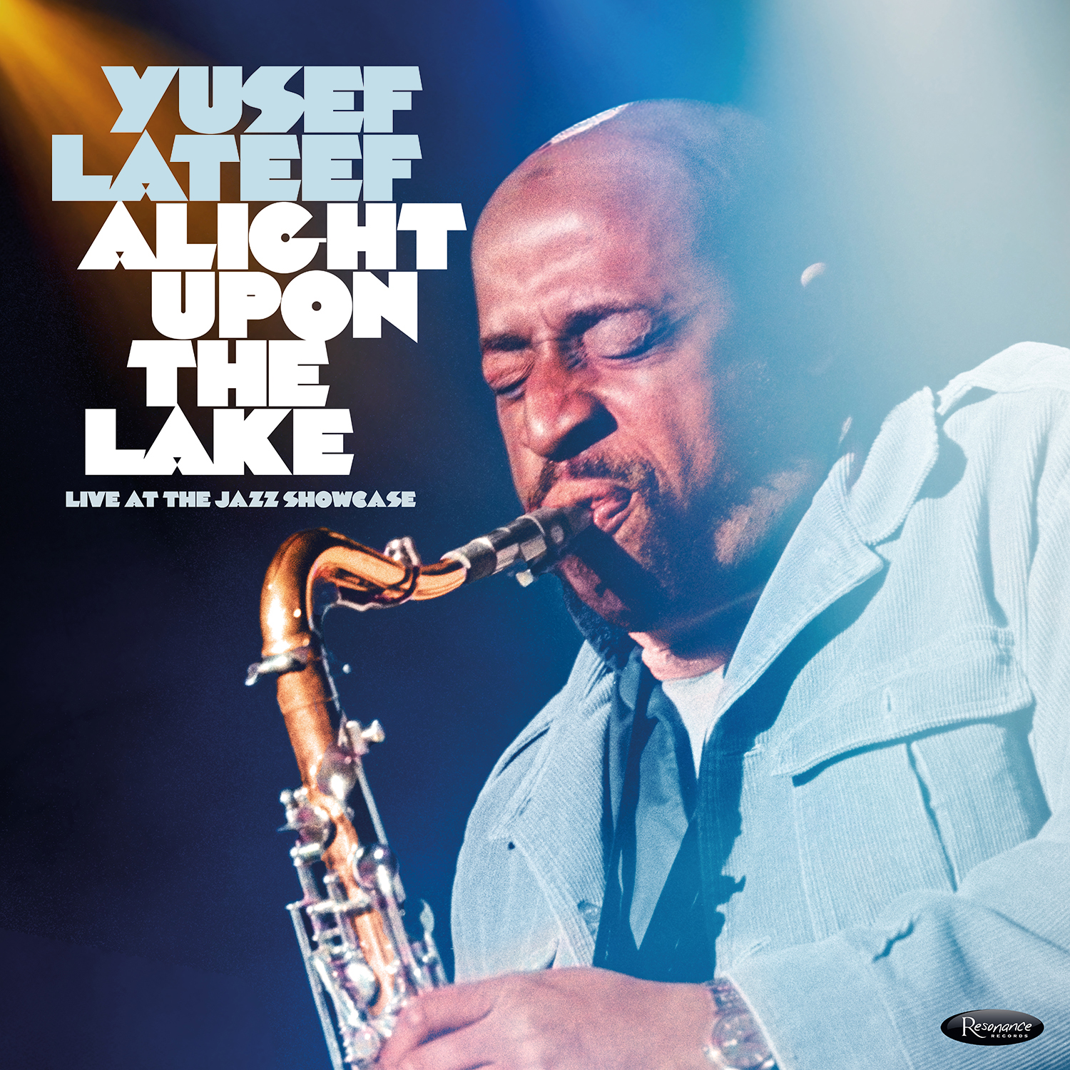Alight Upon the Lake: Live at the Jazz Showcase est un enregistrement inédit de Yusef Lateef (saxophone/flûte), capté en live au Jazz Showcase de Chicago en juin 1975, avec Kenny Barron, Bob Cunningham et Albert “Tootie” Heath. Édition limitée : triple vinyle 180 g, masterisé à partir des bandes originales par Matthew Lutthans (The Mastering Lab) et pressé chez Le Vinylist (Québec). Le coffret inclut des notes inédites, interviews et témoignages d’artistes inspirés par Yusef Lateef.