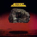 No Parole from Rock 'n' Roll est le 1er album studio du groupe de heavy metal Alcatrazz, mené par le chanteur chevronné Graham Bonnet et le guitariste virtuose Yngwie Malmsteen.  L’album est resté 7 semaines dans le classement des albums du Billboard 200. Il a marqué un tournant décisif en lançant la carrière solo du guitariste Yngwie Malmsteen et demeure surtout connu pour le single Island in the Sun.  Il s’agit ici d’une édition deluxe 2 LP : Le premier LP correspond à la version originale de l’album, le second LP propose une version instrumentale intégrale de cette même sortie. 2LP EFFET MARBRÉ ROUGE/NOIR et ORANGE/NOIR.