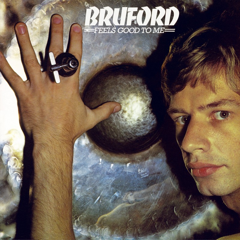 1978 – Feels Good to Me est le premier album studio solo du batteur de rock progressif Bill Bruford, ancien membre de Yes, King Crimson et Genesis. L’album réunit des légendes du rock progressif : le guitariste Allan Holdsworth, le bassiste Jeff Berlin et le claviériste Dave Stewart. Le magazine All About Jazz a qualifié l’album de “disque de référence”, soulignant “l’extraordinaire alchimie entre les membres du noyau du groupe”. 1LP effet COLOR IN COLOR NATUREL & NOIR.