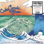 Le classique capverdien renaît pour le Record Store Day. Caminho De Esperança – Coladance 80 de Cabo Verde Show, paru à l’origine en 1980, est réédité pour la toute première fois en vinyle. Longtemps recherché par les collectionneurs, ce joyau de danse latino-africaine bénéficie d’un nouveau remastering et d’un pressage limité en vinyle Crystal Clear Amber « Sunset ». Formé à Paris, le groupe mêlait racines capverdiennes et énergie internationale, livrant des titres intemporels portés par le rythme, l’espoir et l’âme capverdienne.