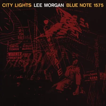Le trompettiste Lee Morgan n'avait que 19 ans et débutait sa longue collaboration avec Blue Note lorsqu'il enregistra son album swing entraînant, *City Lights*, en août 1957. L'album mettait en vedette un sextet exceptionnel composé de Curtis Fuller au trombone, George Coleman aux saxophones alto et ténor, Ray Bryant au piano, Paul Chambers à la basse et Art Taylor à la batterie. Le jeune prodige de la trompette, déjà brillant, faisait sensation avec ses prestations remarquables au sein du Dizzy Gillespie Big Band, et ce superbe album de cinq titres témoignait une fois de plus de son talent irrésistible. On y trouve trois compositions de son mentor, Benny Golson (« City Lights », « Tempo De Waltz », « Just By Myself »), ainsi qu'une magnifique interprétation de la ballade « You're Mine You » et le morceau final, « Kin Folk », interprété avec brio par Gigi Gryce.