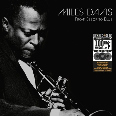 Pour le centenaire que Miles Davis aurait célébré en 2026, cette pièce n’est pas un hommage. C’est une évidence... Ce triple vinyle Argent parle entièrement de lui-même. de “Donna Lee” à “Boplicity”, de “Bags’ Groove” à “So What” et “All Blues”. Tout est là : la naissance du cool, la révolution modale, les nuits bleues de Paris. Présentée dans un élégant trifold métallisé Argent Pantone, cette édition comprend un texte exclusif, des photos intégrées et des informations précises pour chaque session. 3LP ARGENT & NOIR.