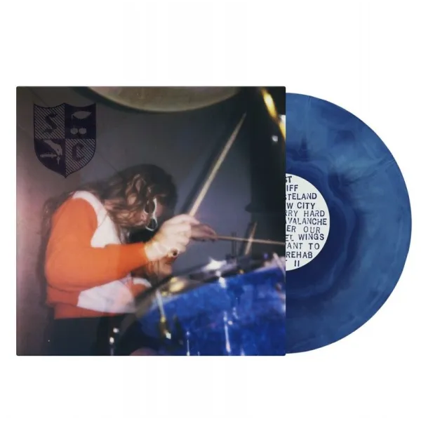 Allison et Katie Crutchfield, les sœurs jumelles derrière Swearin' et Waxahatchee, se retrouvent sous un nouveau nom : Snocaps. Leur premier album, un disque indie-rock de 13 titres, est sorti par surprise en version numérique et paraîtra en vinyle et CD le 17 avril 2026. Porté par l'énergie de leurs débuts et leur complicité de toujours, l'album mêle mélodies intenses et émotion brute. Accompagnées de Brad Cook (production et ingénierie) et MJ Lenderman, les deux artistes signent un disque chaleureux et authentique, où chacun joue plusieurs instruments. Après quelques concerts prévus fin 2025, Snocaps sera mis en pause, mais le lien créatif entre Allison et Katie reste indissoluble. Snocaps incarne la réunion inspirée de deux voix majeures de l'indie américain, entre nostalgie et renouveau.