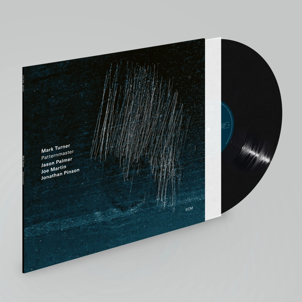 Dans sa critique du dernier album de Mark Turner avec son quartet pour ECM, *Return From The Stars* (2022), Peter Rüedi, du quotidien suisse *Weltwoche*, qualifiait le programme de « musique de chambre improvisée la plus épurée, la plus concentrée et la plus inspirée qui soit ». Une description qui sied parfaitement aux puissantes créations du saxophoniste ténor à la tête de son quartet, qui semblent avoir atteint leur apogée en termes de sophistication et de force sur *Patternmaster*, un album qui, à bien des égards, s'inscrit dans la continuité et l'approfondissement du précédent opus du groupe. L'improvisation débridée et une maîtrise parfaite sont les moteurs de ce quartet qui a forgé sa compréhension musicale commune au fil des années, sur scène comme en studio. « Plus la confiance règne, plus on ose prendre des risques et plus on peut approfondir sa relation avec les autres », explique le leader, qui estime que la complicité du groupe lui permet de dépasser la simple technique et d'explorer l'art musical en profondeur. « On se sent libre d'expérimenter davantage en matière de composition, sans jamais se soucier du résultat, car on sait que ce sera excellent. » Turner et Jason Palmer développent des thèmes aux riches implications harmoniques, soutenus par Joe Martin à la contrebasse et Jonathan Pinson à la batterie. Leurs contributions, à la fois mélodiques, harmoniques et rythmiques, s'entremêlent avec les cuivres avec une grande intensité. Ces six compositions originales de Turner possèdent une qualité intemporelle, puisant son inspiration dans l'âge d'or du be-bop tout en se tournant vers l'avenir. Enregistré dans le sud de la France en 2024, l'album a été produit par Manfred Eicher. Mark Turner Quartet Mark Turner - Tenor Saxophone Jason Palmer - Trumpet Joe Martin - Double Bass Jonathan Pinson - Drums RecordedApril 2024, Studios La Buissonne, Pernes les Fontaines