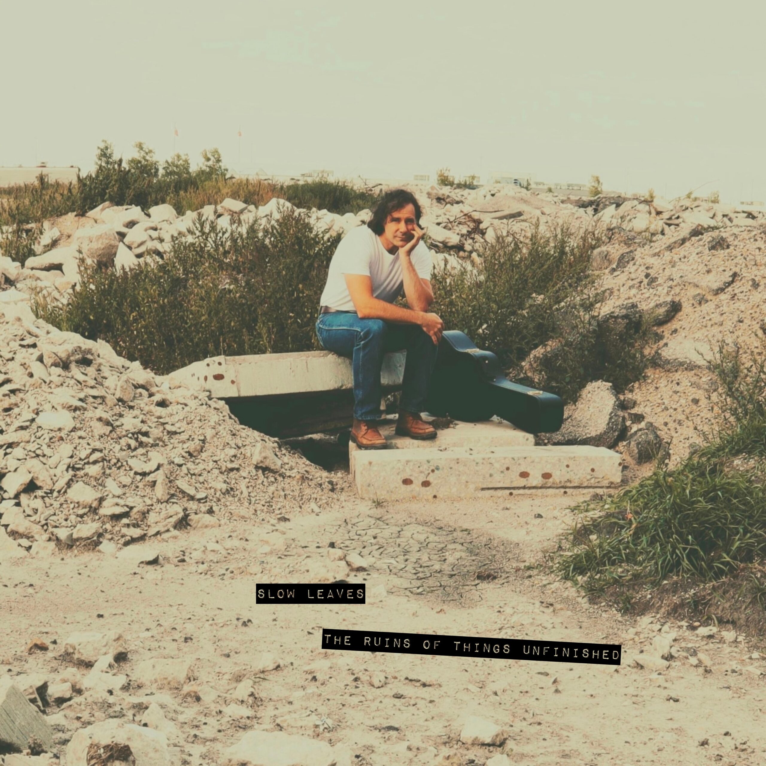 Slow Leaves est le projet solo de Grant Davidson, auteur-compositeur et producteur basé à Winnipeg. Son œuvre, qui mêle folk et rock psychédélique avec une précision émotionnelle sans pareille, lui a valu un public international fidèle. Avec plus de 3,5 millions d'écoutes en streaming sur Birthday Cake Records, Slow Leaves bénéficie d'une diffusion radio régulière au Canada, en Allemagne et aux Pays-Bas, et a tourné au Canada, au Royaume-Uni et en Europe. The Ruins of Things Unfinished est le sixième album studio de Davidson, composé de titres inédits, et son enregistrement le plus direct à ce jour. Enregistré en grande partie en live avec le producteur Kris Ulrich, l'album capture l'intimité et la profondeur émotionnelle des compositions de Slow Leaves avec une présence et une chaleur nouvelles. L'album explore les traumatismes intergénérationnels, l'ambition, la paternité et le travail introspectif, et tire son titre d'une citation de Fernando Pessoa : « Je suis fait des ruines des choses inachevées. » La campagne promotionnelle débutera avec la sortie de singles dès février 2026, accompagnée d'une session live filmée professionnellement et produite par Fairy Ring (Eric Roberts) au studio Oolytone. Birthday Cake Records pilote la campagne canadienne en interne, avec le soutien de Vitriol Radio (Amérique du Nord) et Make My Day Records (Arabie saoudite/Benelux), en mettant l'accent sur le développement à long terme des écoutes en streaming, la diffusion radio et la dynamique des exportations aux États-Unis, au Royaume-Uni et en Europe.