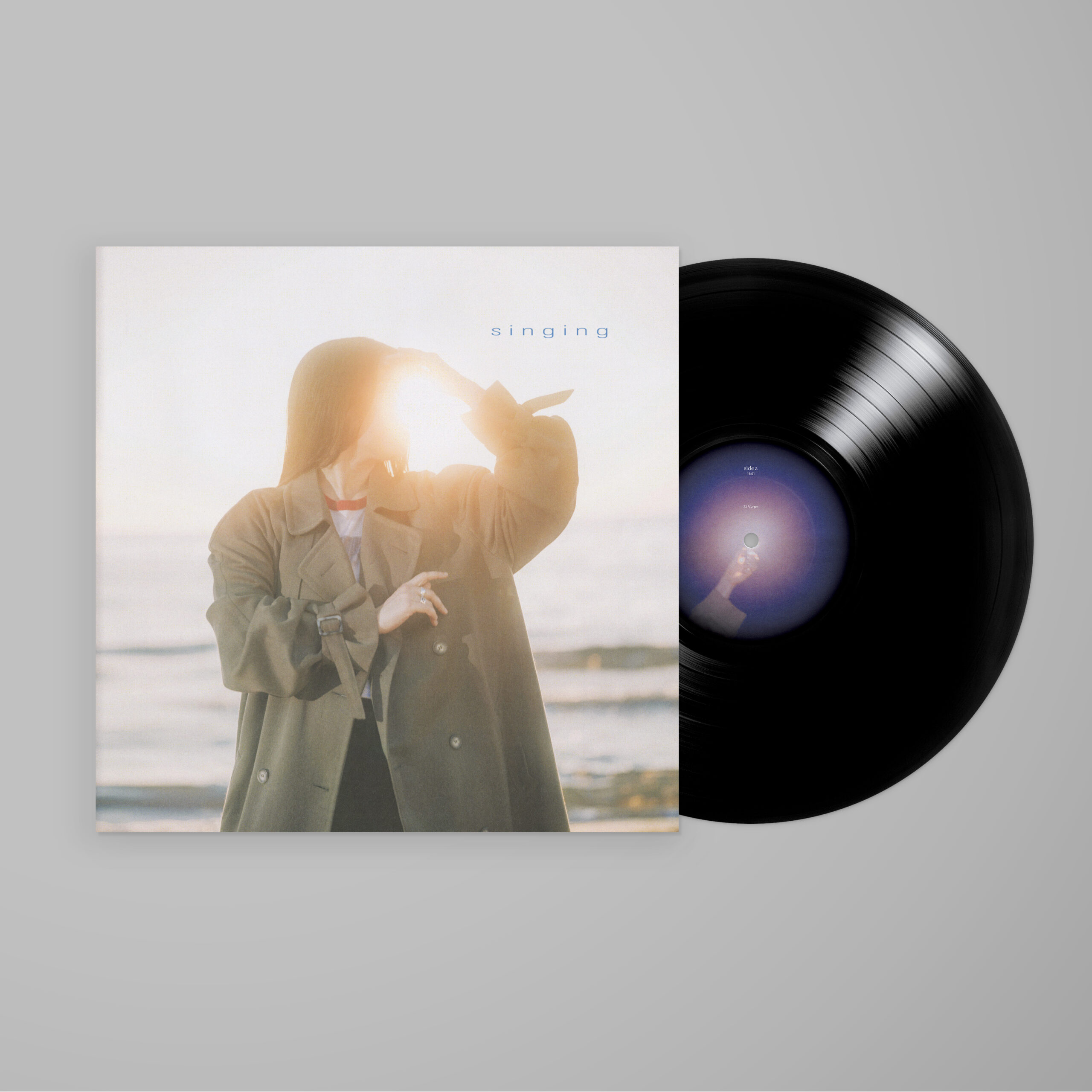 Aujourd'hui, sa voix guérie et sa voix artistique affûtée, elle boucle la boucle avec Singing, son premier album chanté depuis There's Always Glimmer en 2018. Portée par de douces lignes de piano qui se posent délicatement sur du verre, la musique de Singing témoigne de la même sensibilité d'orfèvre qu'elle a développée dans le silence. Un sentiment mêlé d'aliénation et de redécouverte est palpable tout au long de l'album. Dans le morceau d'ouverture, "Everyone Around Me Dancing", elle observe une fête en retrait, consciente que son corps l'empêche de partager la joie collective tout en lui offrant de nouvelles formes de connaissance de soi. Singing a été en partie enregistré à Londres avec Guy Sigsworth de Frou Frou, qui a aidé Margaret à unifier la multitude d'idées qu'elle avait pour "Good Friend", un titre phare de l'album qui inclut notamment des chants grégoriens d'ILĀ et des scratches de platine. David Bazan et Amy Millan font également une apparition, tout comme Kurt Vile et Sean Carey, tandis que Doug Saltzman, collaborateur de longue date de Margaret, joue et coproduit une grande partie de l'album. Deb Talan, ancienne membre de The Weepies, prête sa voix, son piano et sa guitare au morceau final – et définitif – de l'album, "E-Motion". Gia Margaret chante sans cesse. Chaque note de cet album est un requiem chaleureux à ses vies passées ; chaque strate donne vie à son avenir. Tout au long de l'album, elle applique les leçons du silence, ces façons quasi rationnelles de communiquer sans parler, la façon dont un son informe peut aller droit au cœur des choses comme un scalpel, et à sa propre voix artistique.