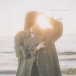 Aujourd'hui, sa voix guérie et sa voix artistique affûtée, elle boucle la boucle avec Singing, son premier album chanté depuis There's Always Glimmer en 2018. Portée par de douces lignes de piano qui se posent délicatement sur du verre, la musique de Singing témoigne de la même sensibilité d'orfèvre qu'elle a développée dans le silence. Un sentiment mêlé d'aliénation et de redécouverte est palpable tout au long de l'album. Dans le morceau d'ouverture, "Everyone Around Me Dancing", elle observe une fête en retrait, consciente que son corps l'empêche de partager la joie collective tout en lui offrant de nouvelles formes de connaissance de soi. Singing a été en partie enregistré à Londres avec Guy Sigsworth de Frou Frou, qui a aidé Margaret à unifier la multitude d'idées qu'elle avait pour "Good Friend", un titre phare de l'album qui inclut notamment des chants grégoriens d'ILĀ et des scratches de platine. David Bazan et Amy Millan font également une apparition, tout comme Kurt Vile et Sean Carey, tandis que Doug Saltzman, collaborateur de longue date de Margaret, joue et coproduit une grande partie de l'album. Deb Talan, ancienne membre de The Weepies, prête sa voix, son piano et sa guitare au morceau final – et définitif – de l'album, "E-Motion". Gia Margaret chante sans cesse. Chaque note de cet album est un requiem chaleureux à ses vies passées ; chaque strate donne vie à son avenir. Tout au long de l'album, elle applique les leçons du silence, ces façons quasi rationnelles de communiquer sans parler, la façon dont un son informe peut aller droit au cœur des choses comme un scalpel, et à sa propre voix artistique.