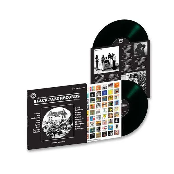Cette compilation réunit certains des plus grands morceaux jamais publiés par Black Jazz Records, label culte qui, en seulement quatre années d’existence (1971–1975), a sorti plus de 20 albums majeurs mêlant avec brio spiritual jazz, funk et soul jazz de très haut niveau. À l’instar d’autres labels indépendants essentiels de l’époque comme Strata-East ou Tribe Records, Black Jazz s’est concentré sur un cercle restreint d’artistes clés, dont beaucoup ont vu leur carrière décoller durant cette période — tous représentés ici. Fondé à Oakland (Californie) par le pianiste Gene Russell et le percussionniste Dick Schory, Black Jazz fut un véritable laboratoire créatif. Russell en était le moteur artistique, développant de nouveaux talents comme Doug Carn, figure centrale du label, qui publia quatre albums marquants avec la voix exceptionnelle de Jean Carn (plus tard Jean Carne). La compilation met également en lumière The Awakening, Walter Bishop, Chester Thompson, Kellee Patterson et d’autres artistes majeurs. Ensemble, ils incarnent l’esthétique unique de Black Jazz : une musique spirituelle, engagée, profondément groovy et aujourd’hui considérée comme essentielle dans l’histoire du jazz indépendant.