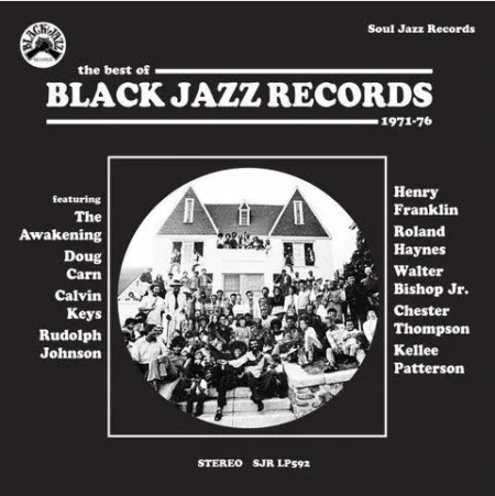 Cette compilation réunit certains des plus grands morceaux jamais publiés par Black Jazz Records, label culte qui, en seulement quatre années d’existence (1971–1975), a sorti plus de 20 albums majeurs mêlant avec brio spiritual jazz, funk et soul jazz de très haut niveau. À l’instar d’autres labels indépendants essentiels de l’époque comme Strata-East ou Tribe Records, Black Jazz s’est concentré sur un cercle restreint d’artistes clés, dont beaucoup ont vu leur carrière décoller durant cette période — tous représentés ici. Fondé à Oakland (Californie) par le pianiste Gene Russell et le percussionniste Dick Schory, Black Jazz fut un véritable laboratoire créatif. Russell en était le moteur artistique, développant de nouveaux talents comme Doug Carn, figure centrale du label, qui publia quatre albums marquants avec la voix exceptionnelle de Jean Carn (plus tard Jean Carne). La compilation met également en lumière The Awakening, Walter Bishop, Chester Thompson, Kellee Patterson et d’autres artistes majeurs. Ensemble, ils incarnent l’esthétique unique de Black Jazz : une musique spirituelle, engagée, profondément groovy et aujourd’hui considérée comme essentielle dans l’histoire du jazz indépendant.