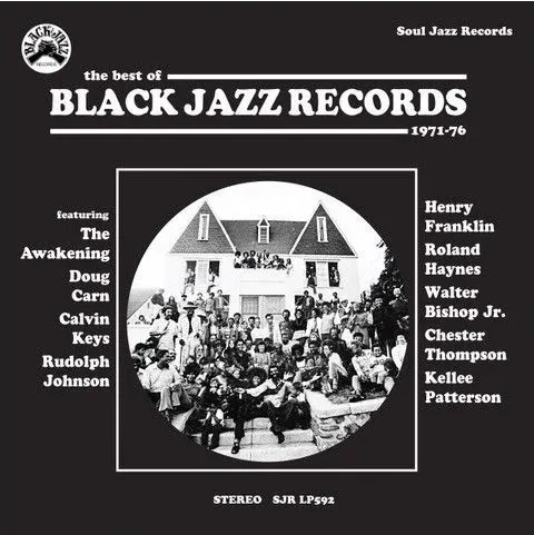 Cette compilation réunit certains des plus grands morceaux jamais publiés par Black Jazz Records, label culte qui, en seulement quatre années d’existence (1971–1975), a sorti plus de 20 albums majeurs mêlant avec brio spiritual jazz, funk et soul jazz de très haut niveau. À l’instar d’autres labels indépendants essentiels de l’époque comme Strata-East ou Tribe Records, Black Jazz s’est concentré sur un cercle restreint d’artistes clés, dont beaucoup ont vu leur carrière décoller durant cette période — tous représentés ici. Fondé à Oakland (Californie) par le pianiste Gene Russell et le percussionniste Dick Schory, Black Jazz fut un véritable laboratoire créatif. Russell en était le moteur artistique, développant de nouveaux talents comme Doug Carn, figure centrale du label, qui publia quatre albums marquants avec la voix exceptionnelle de Jean Carn (plus tard Jean Carne). La compilation met également en lumière The Awakening, Walter Bishop, Chester Thompson, Kellee Patterson et d’autres artistes majeurs. Ensemble, ils incarnent l’esthétique unique de Black Jazz : une musique spirituelle, engagée, profondément groovy et aujourd’hui considérée comme essentielle dans l’histoire du jazz indépendant.