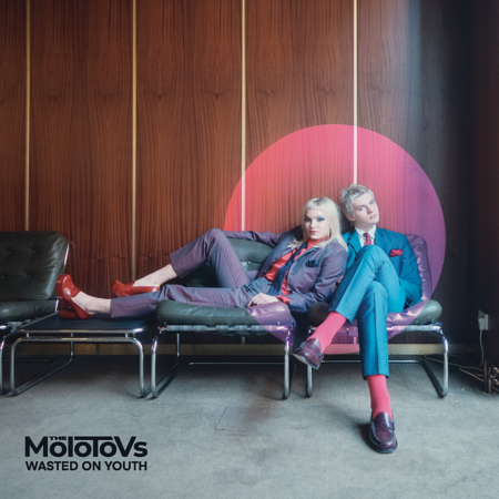 Le premier album du duo londonien The Molotovs, 'Wasted On Youth', est un mélange audacieux de punk new wave, d'indie et de rock garage, mettant en valeur l'énergie brute et l'écriture acérée du groupe.
