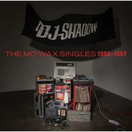 DJ Shadow revient sur ses débuts légendaires avec The Mo'Wax Singles 1993-1997, une réédition vinyle incontournable regroupant huit disques et plusieurs heures de musique, remasterisée en Half-Speed à Abbey Road. Le coffret rassemble mixes inédits, edits rares et un disque bonus de démos originales, offrant un panorama complet et immersif de cette période fondatrice. Pensé pour les fans les plus passionnés, il transforme chaque single en expérience sensorielle et narrative. Nourri par la recherche et la résurrection de morceaux longtemps oubliés, le coffret capture l'énergie et l'inventivité qui ont fait de DJ Shadow une figure pionnière du hip-hop instrumental et de l'électronica. Comme le dit l'artiste lui-même : « J'ai pris plaisir à retrouver et faire revivre ces morceaux, dont certains me semblent encore très proches, comme s'ils avaient été créés hier. » Electro 8 Coffrets Référence : 945.85BQ.064 EAN-13 : 5400863195533 Date de sortie : 29 mai 2026