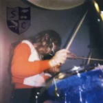 Allison et Katie Crutchfield, les sœurs jumelles derrière Swearin' et Waxahatchee, se retrouvent sous un nouveau nom : Snocaps. Leur premier album, un disque indie-rock de 13 titres, est sorti par surprise en version numérique et paraîtra en vinyle et CD le 17 avril 2026. Porté par l'énergie de leurs débuts et leur complicité de toujours, l'album mêle mélodies intenses et émotion brute. Accompagnées de Brad Cook (production et ingénierie) et MJ Lenderman, les deux artistes signent un disque chaleureux et authentique, où chacun joue plusieurs instruments. Après quelques concerts prévus fin 2025, Snocaps sera mis en pause, mais le lien créatif entre Allison et Katie reste indissoluble. Snocaps incarne la réunion inspirée de deux voix majeures de l'indie américain, entre nostalgie et renouveau.