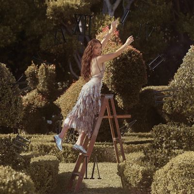 L'album deluxe de Laufey, A Matter of Time: The Final Hour, clôt son magnifique troisième album, A Matter of Time, salué par la critique et récompensé d'un GRAMMY® Award. Avec quatre nouvelles chansons, cet album deluxe de 19 titres est une introspection sur l'apprentissage de la vie avec ses angoisses : accepter l'incertitude, le passage du temps et retrouver le calme après la tempête.