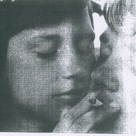 Après "Messin plutôt que français / Enfonce-toi dans la ville" et "Gloire à Satan", Noir Boy George, artiste messin emblématique de lʼunderground français, dévoile un nouvel album : "Polytoxicomane de toi". Noir Boy George cʼest un mec tout seul avec un synthé modifié, une boite à rythme et des paroles qui parlent principalementdʼamour, de polytoxicomanie et dʼamour polytoxique. TRACKLIST : A1. Les rapports de production A2. À l'est de ton corps A3. Injecte moi B1. Le samedi c'est Agnès B2. Comme Alan Vega B3. Satan vit dans mon ventre