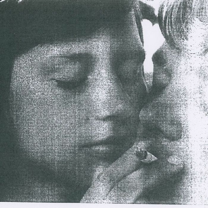 Après "Messin plutôt que français / Enfonce-toi dans la ville" et "Gloire à Satan", Noir Boy George, artiste messin emblématique de lʼunderground français, dévoile un nouvel album : "Polytoxicomane de toi". Noir Boy George cʼest un mec tout seul avec un synthé modifié, une boite à rythme et des paroles qui parlent principalementdʼamour, de polytoxicomanie et dʼamour polytoxique. TRACKLIST : A1. Les rapports de production A2. À l'est de ton corps A3. Injecte moi B1. Le samedi c'est Agnès B2. Comme Alan Vega B3. Satan vit dans mon ventre