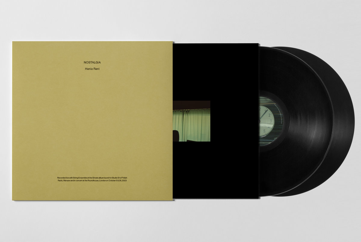 Le 6 octobre 2023, jour de la sortie de son troisième album solo, « Ghosts », Hania Rani a organisé un concert exceptionnel avec un ensemble à cordes dans un lieu unique : le studio de concert Witold Lutosławski de la Radio Polonaise à Varsovie. « Au fil des années, les studios de la Radio Polonaise sont devenus une part importante de ma vie, tant sur le plan personnel que professionnel. J'y suis allée pour la première fois lorsque j'étais étudiante à l'Université de Musique Chopin, puis j'y suis retournée fin 2018 pour y réaliser mes premiers enregistrements, juste avant la sortie de mon premier album, « Esja ». Depuis, je suis une habituée. » Situé dans le quartier de Mokotów à Varsovie, le bâtiment a accueilli des générations de musiciens et d'ingénieurs du son pendant des décennies. Pour Hania, c'est un second chez-soi ; un studio d'enregistrement qu'elle affectionne particulièrement, mais aussi un lieu chargé de sens. « Nostalgia » ne se contente pas de présenter un concert mémorable ; elle célèbre un espace et une idée à travers la photographie et l'enregistrement sonore. Hania crée une œuvre profonde et éclairante. « Quelques mois après ce concert exceptionnel au Studio S1, je suis retournée dans les studios de la Radio Polonaise. Cette fois, non plus comme musicienne, mais comme observatrice. C'était un lundi glacial de janvier et Varsovie était parée d'une neige fraîche et moelleuse. Le bâtiment semblait désert, ce qui me permettait de circuler librement avec mon appareil photo, d'un espace à l'autre, sans être dérangée. J'ai savouré chaque objet, chaque pièce, attendant patiemment d'être immortalisée par une pellicule. La lumière tamisée animait les choses d'un mouvement subtil, tandis que les puissants faisceaux blancs les immobilisaient à nouveau. » À travers Nostalgia, Hania présente les studios sous son propre jour, comme un lieu unique et méconnu. Un lieu de travail, certes, mais bien plus encore. Un lieu hanté, empli de significations cachées, d'inspiration et de mystère. Le vinyle de luxe est accompagné d'un livret de 16 pages présentant les photographies argentiques inédites de Hania, ainsi que ses réflexions sur le processus d'enregistrement, les studios et les compositions elles-mêmes.