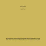 Le 6 octobre 2023, jour de la sortie de son troisième album solo, « Ghosts », Hania Rani a organisé un concert exceptionnel avec un ensemble à cordes dans un lieu unique : le studio de concert Witold Lutosławski de la Radio Polonaise à Varsovie. « Au fil des années, les studios de la Radio Polonaise sont devenus une part importante de ma vie, tant sur le plan personnel que professionnel. J'y suis allée pour la première fois lorsque j'étais étudiante à l'Université de Musique Chopin, puis j'y suis retournée fin 2018 pour y réaliser mes premiers enregistrements, juste avant la sortie de mon premier album, « Esja ». Depuis, je suis une habituée. » Situé dans le quartier de Mokotów à Varsovie, le bâtiment a accueilli des générations de musiciens et d'ingénieurs du son pendant des décennies. Pour Hania, c'est un second chez-soi ; un studio d'enregistrement qu'elle affectionne particulièrement, mais aussi un lieu chargé de sens. « Nostalgia » ne se contente pas de présenter un concert mémorable ; elle célèbre un espace et une idée à travers la photographie et l'enregistrement sonore. Hania crée une œuvre profonde et éclairante. « Quelques mois après ce concert exceptionnel au Studio S1, je suis retournée dans les studios de la Radio Polonaise. Cette fois, non plus comme musicienne, mais comme observatrice. C'était un lundi glacial de janvier et Varsovie était parée d'une neige fraîche et moelleuse. Le bâtiment semblait désert, ce qui me permettait de circuler librement avec mon appareil photo, d'un espace à l'autre, sans être dérangée. J'ai savouré chaque objet, chaque pièce, attendant patiemment d'être immortalisée par une pellicule. La lumière tamisée animait les choses d'un mouvement subtil, tandis que les puissants faisceaux blancs les immobilisaient à nouveau. » À travers Nostalgia, Hania présente les studios sous son propre jour, comme un lieu unique et méconnu. Un lieu de travail, certes, mais bien plus encore. Un lieu hanté, empli de significations cachées, d'inspiration et de mystère. Le vinyle de luxe est accompagné d'un livret de 16 pages présentant les photographies argentiques inédites de Hania, ainsi que ses réflexions sur le processus d'enregistrement, les studios et les compositions elles-mêmes.