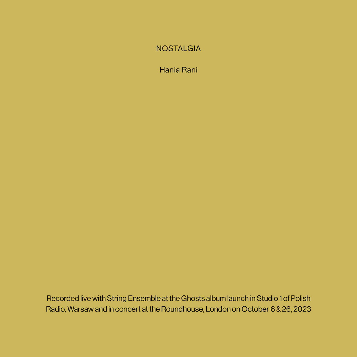 Le 6 octobre 2023, jour de la sortie de son troisième album solo, « Ghosts », Hania Rani a organisé un concert exceptionnel avec un ensemble à cordes dans un lieu unique : le studio de concert Witold Lutosławski de la Radio Polonaise à Varsovie. « Au fil des années, les studios de la Radio Polonaise sont devenus une part importante de ma vie, tant sur le plan personnel que professionnel. J'y suis allée pour la première fois lorsque j'étais étudiante à l'Université de Musique Chopin, puis j'y suis retournée fin 2018 pour y réaliser mes premiers enregistrements, juste avant la sortie de mon premier album, « Esja ». Depuis, je suis une habituée. » Situé dans le quartier de Mokotów à Varsovie, le bâtiment a accueilli des générations de musiciens et d'ingénieurs du son pendant des décennies. Pour Hania, c'est un second chez-soi ; un studio d'enregistrement qu'elle affectionne particulièrement, mais aussi un lieu chargé de sens. « Nostalgia » ne se contente pas de présenter un concert mémorable ; elle célèbre un espace et une idée à travers la photographie et l'enregistrement sonore. Hania crée une œuvre profonde et éclairante. « Quelques mois après ce concert exceptionnel au Studio S1, je suis retournée dans les studios de la Radio Polonaise. Cette fois, non plus comme musicienne, mais comme observatrice. C'était un lundi glacial de janvier et Varsovie était parée d'une neige fraîche et moelleuse. Le bâtiment semblait désert, ce qui me permettait de circuler librement avec mon appareil photo, d'un espace à l'autre, sans être dérangée. J'ai savouré chaque objet, chaque pièce, attendant patiemment d'être immortalisée par une pellicule. La lumière tamisée animait les choses d'un mouvement subtil, tandis que les puissants faisceaux blancs les immobilisaient à nouveau. » À travers Nostalgia, Hania présente les studios sous son propre jour, comme un lieu unique et méconnu. Un lieu de travail, certes, mais bien plus encore. Un lieu hanté, empli de significations cachées, d'inspiration et de mystère. Le vinyle de luxe est accompagné d'un livret de 16 pages présentant les photographies argentiques inédites de Hania, ainsi que ses réflexions sur le processus d'enregistrement, les studios et les compositions elles-mêmes.