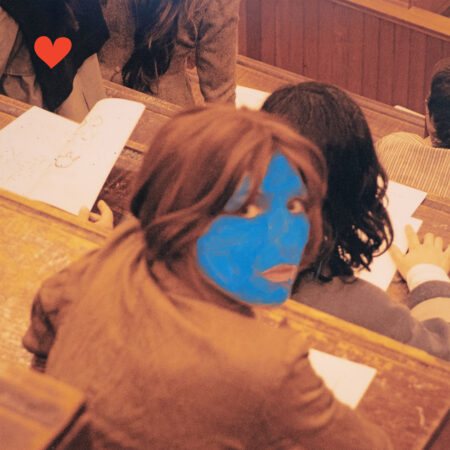 La musicienne et compositrice folk néo-zélandaise Aldous Harding fait paraître son cinquième opus ‘Train on the Island’ via 4AD. L’album de 10 chansons a été coproduit avec son collaborateur de longue date John Parish (PJ Harvey, Dry Cleaning) au Rockfield Studios dans le Pays de Galles, où le duo avait déjà enregistré ‘Party’ (2017), ‘Designer’ (2019) et ‘Warm Chris’ (2022). ‘Train on the Island’ comporte les contributions musicales de Joe Harvey-Whyte au pedal steel, Mali Llywelyn à la harpe, Thomas Poli aux synthés, Sebastian Rochford (Polar Bear) à la batterie ainsi que Huw Evans (H. Hawkline) à la basse, aux chœurs, à la guitare et à l’orgue.